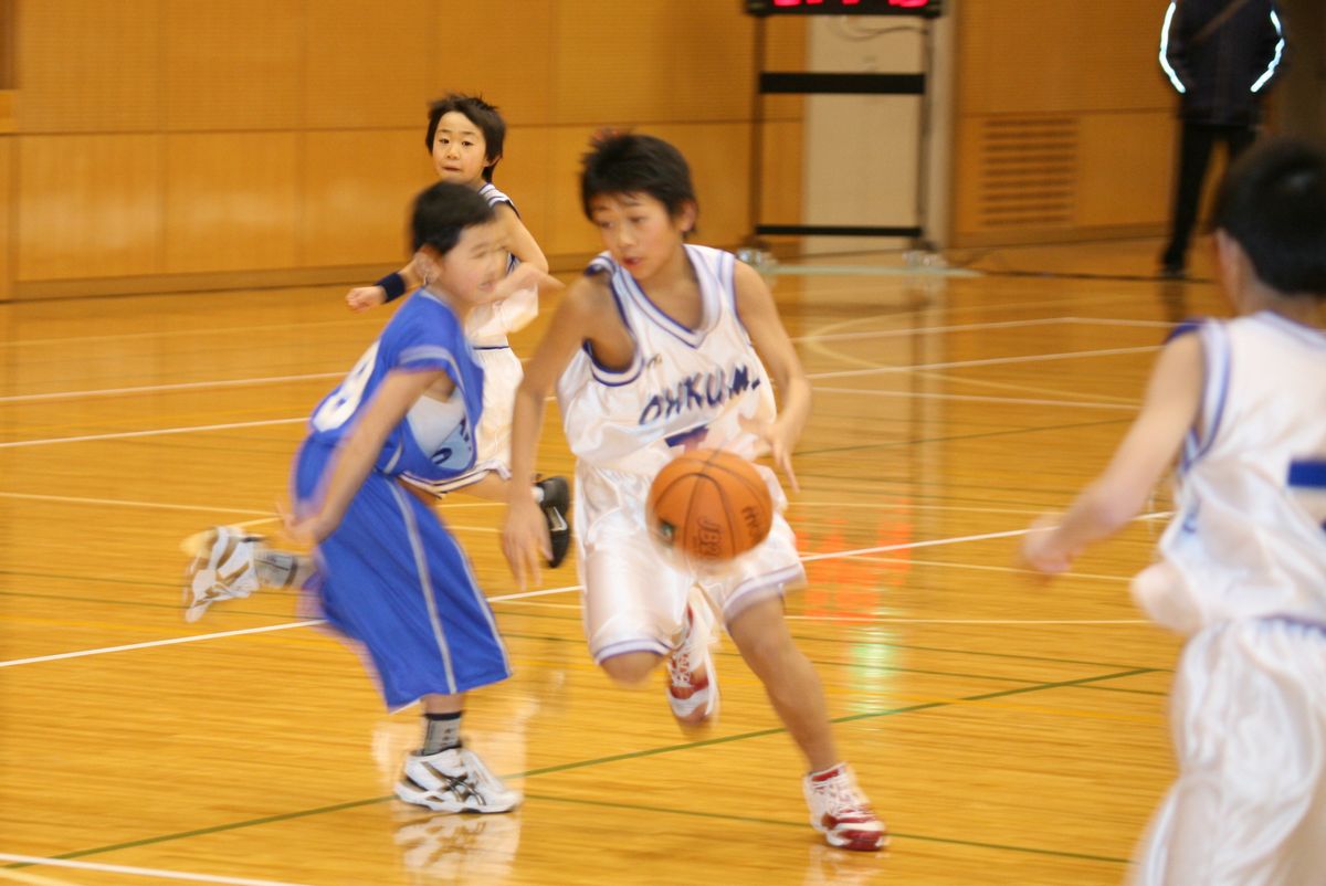 華麗なドリブルで相手を交わす選手