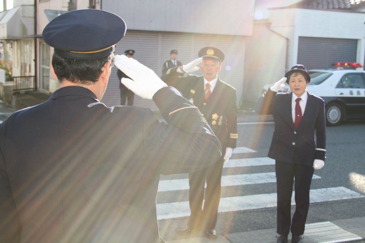 敬礼をする消防団長と婦人消防隊長