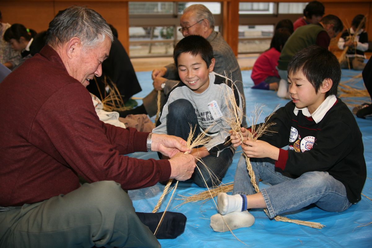 藁の締め方を教わり、楽しそうに締める子どもたち