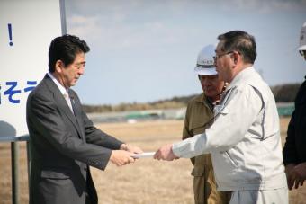 安倍総理に要望書を手渡す渡辺町長の写真