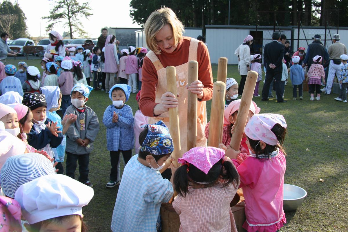 もちをつくお友達を手拍子と「よいしょ！よいしょ！」の掛け声で応援する子どもたち