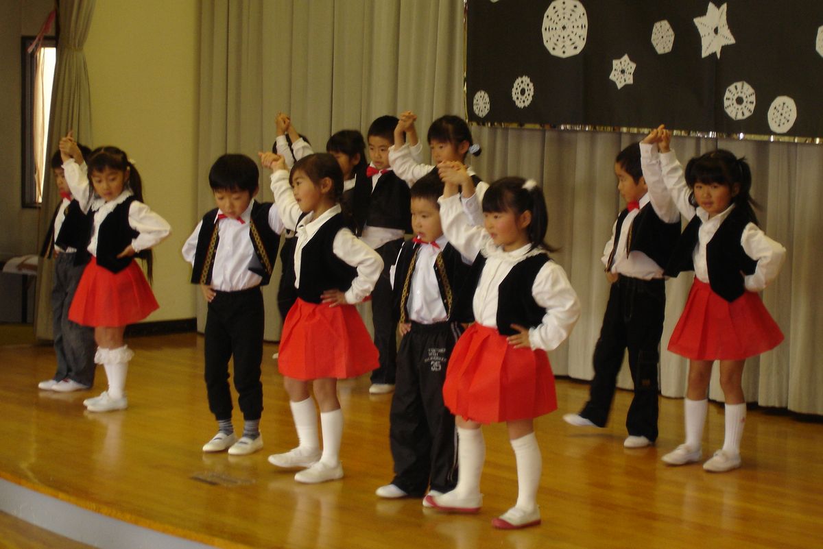 男の子と女の子がペアになりかわいいダンスを披露しました