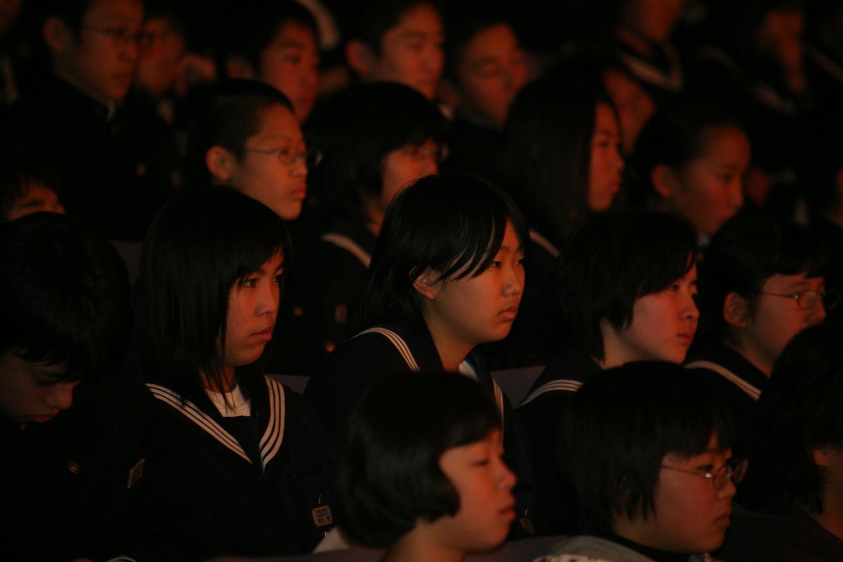 真っすぐに奏者を見つめ演奏に聴き入る子どもたち