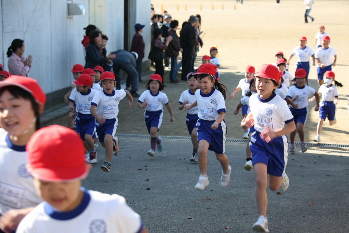 上り坂を駆け上がる子どもたち