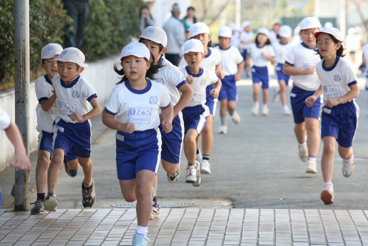 少し苦しそうな表情を見せながらも懸命に走る子どもたち