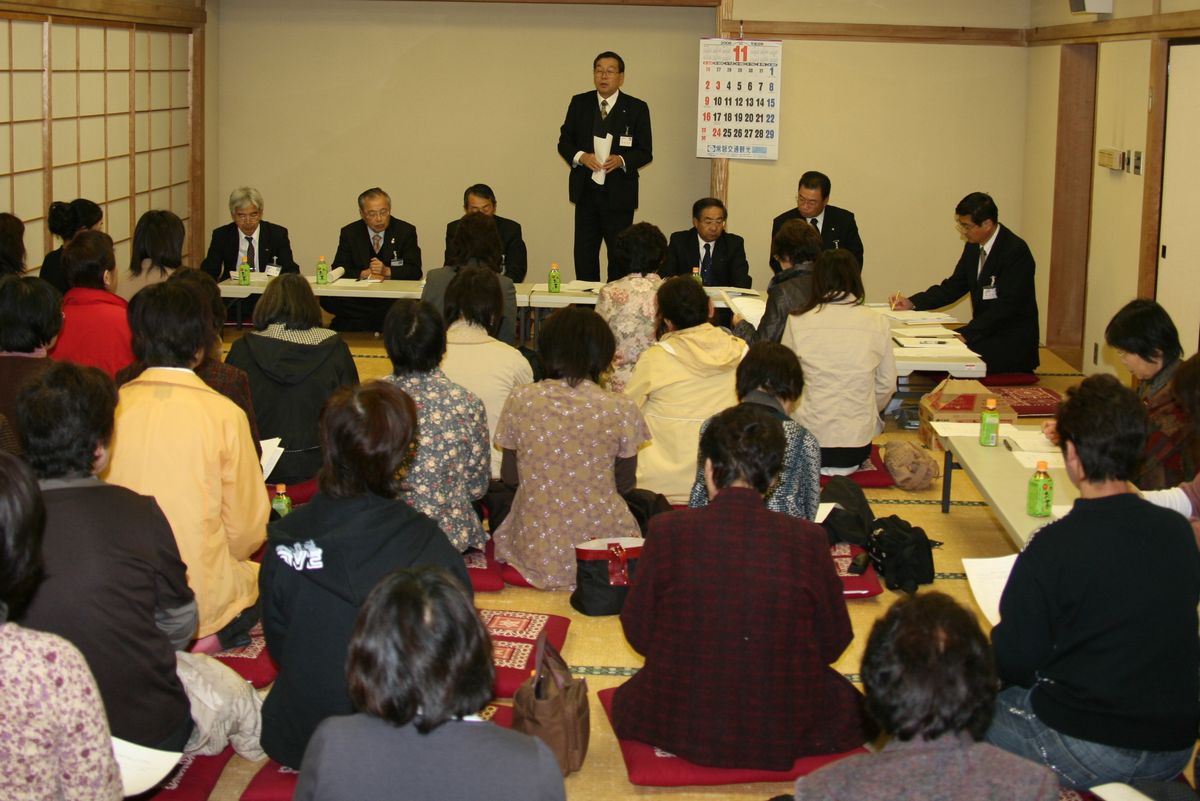 町の方針などを説明する渡辺町長