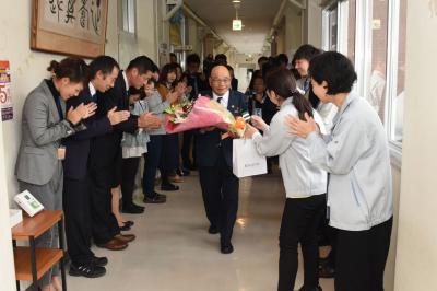 職員から花束などを贈られる赤井さん