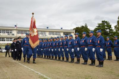 町長らの検閲を受ける消防団員