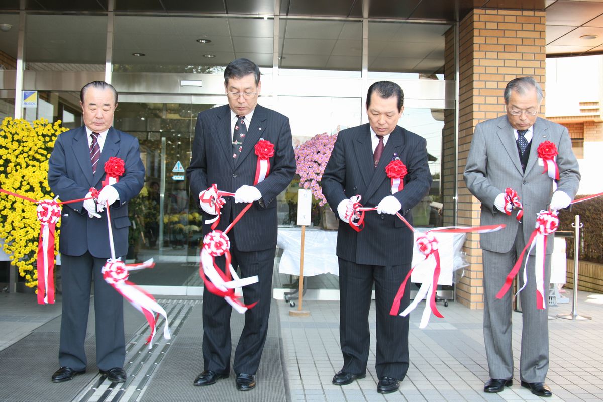 文化展開催を記念したテープカットを行う渡辺町長ら