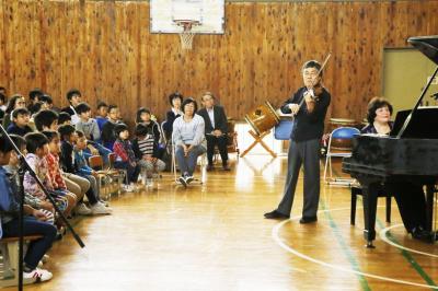 児童に演奏を披露する鈴木夫妻