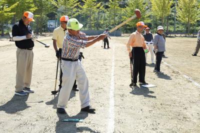 秋晴れの下、はつらつとプレーする参加者