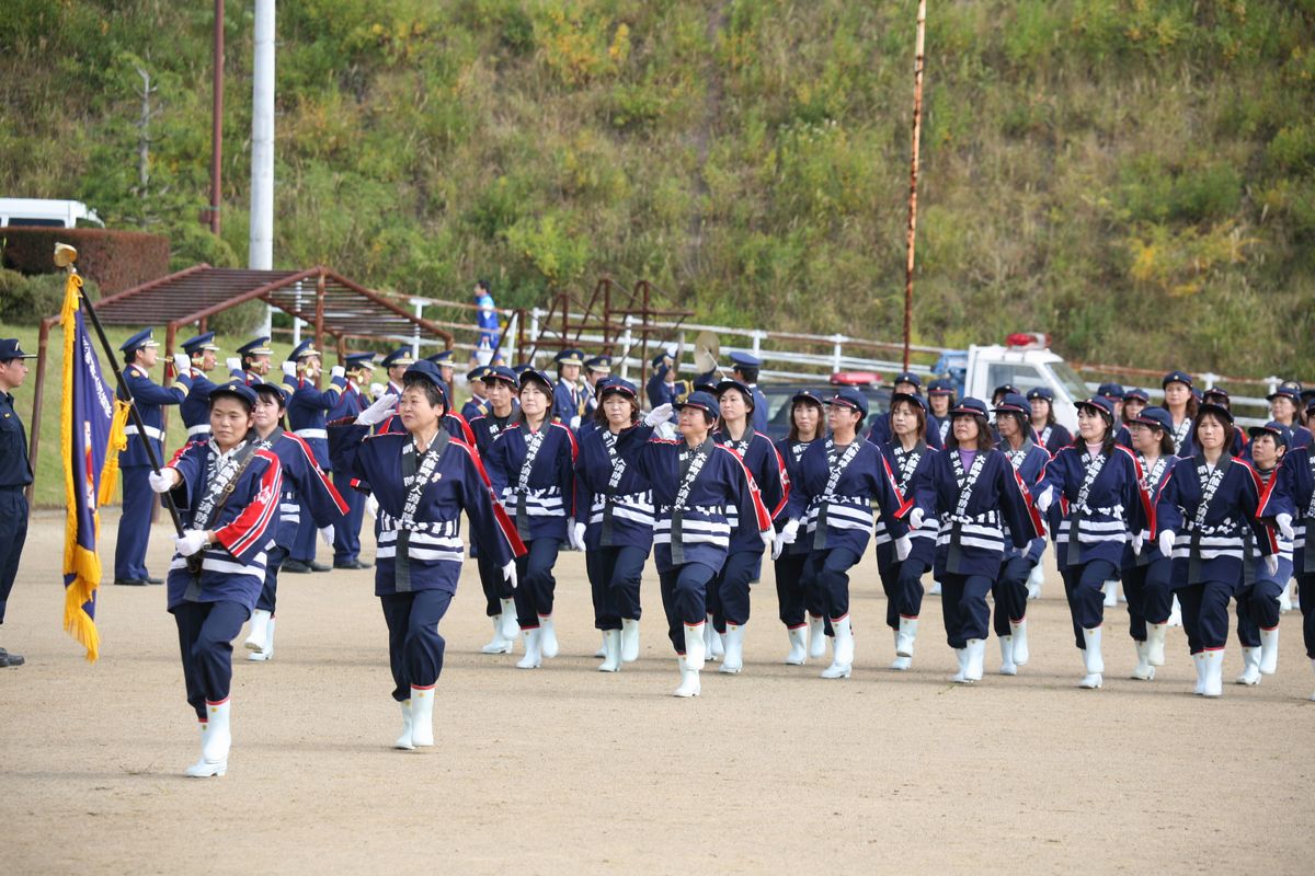 分列行進する婦人消防隊の皆さん