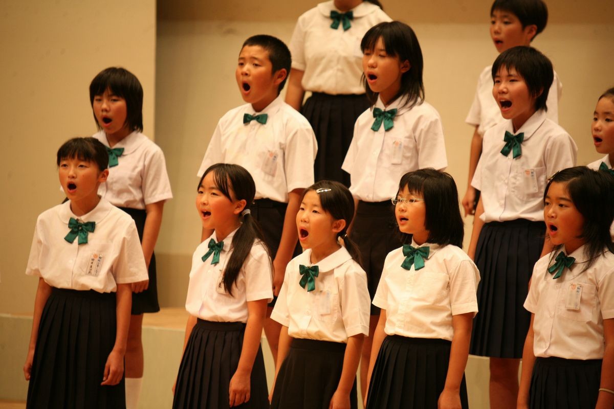 透き通った歌声を披露した熊町小学校合唱部