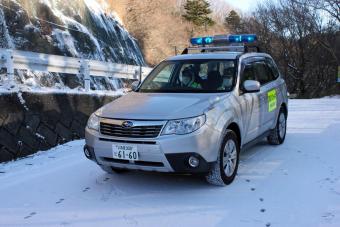 防犯パトロールに当たる大熊町見回り隊の車を撮影した写真