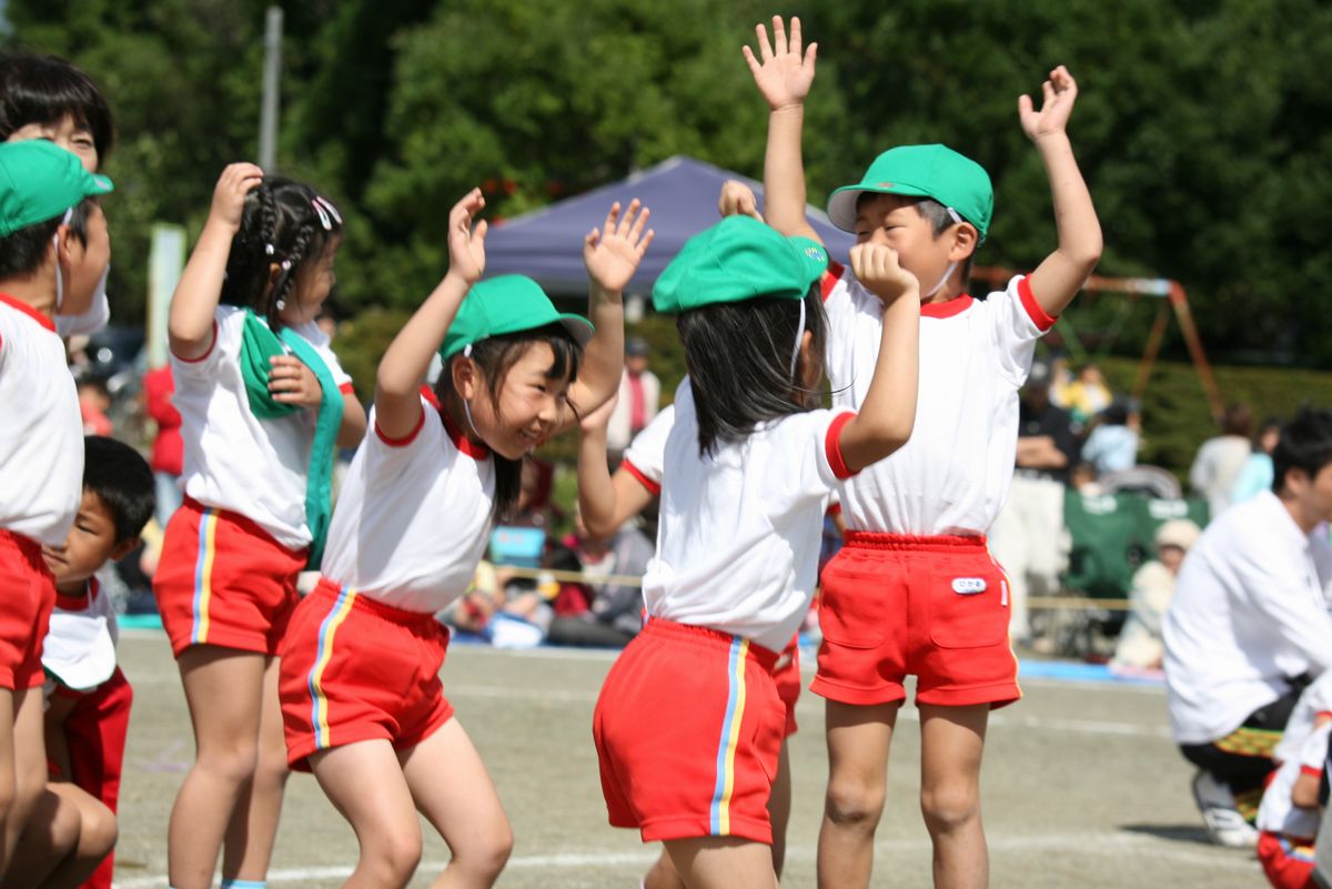 優勝し、両手を上げて喜ぶ子どもたち