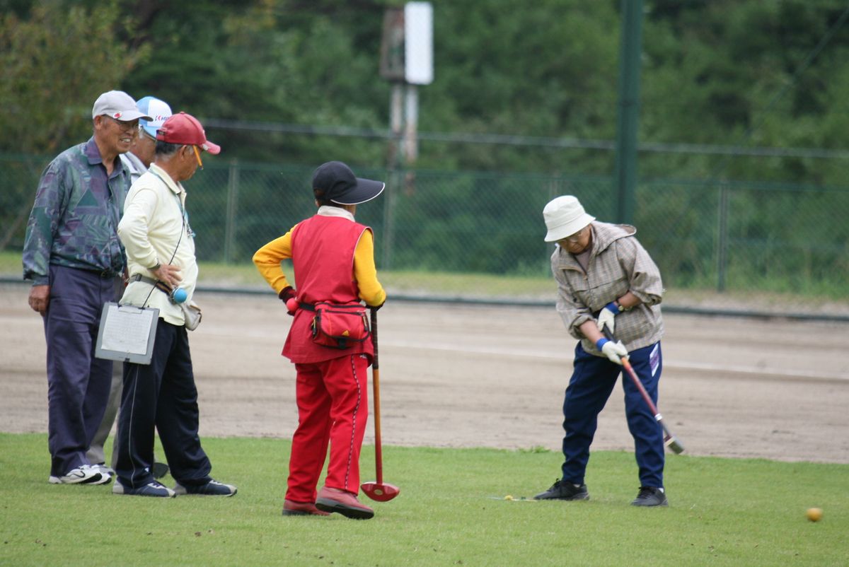 仲間が見守る中、第一打目を放つ参加者