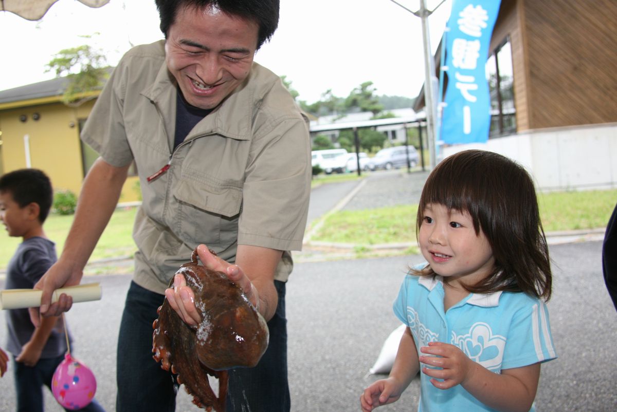 目の前のタコにビックリした表情の女の子