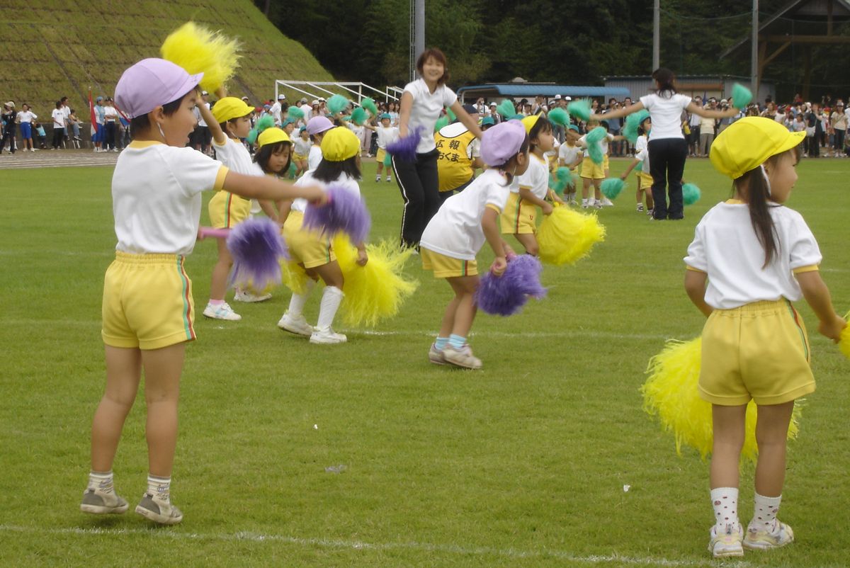 お遊戯をする熊町幼稚園児