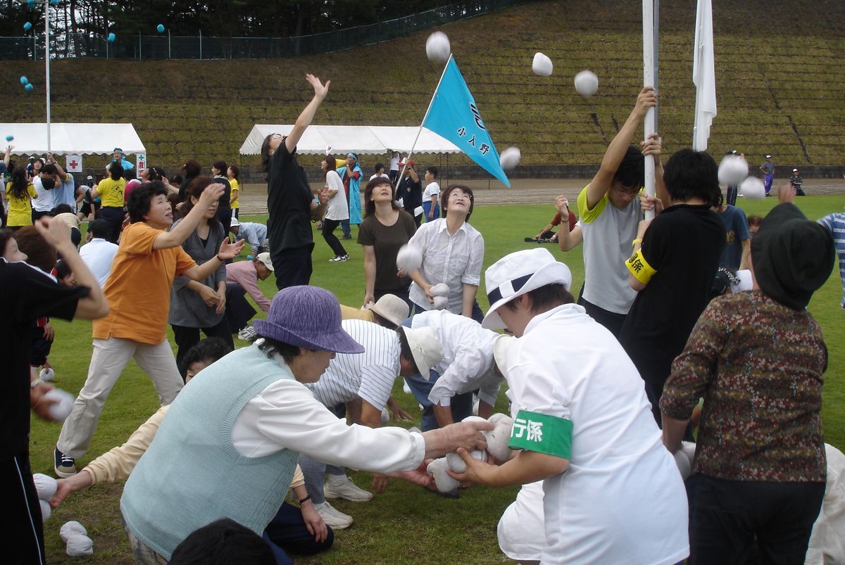 「玉入れ」かごに向かって玉を投げ入れる小入野地区の皆さん