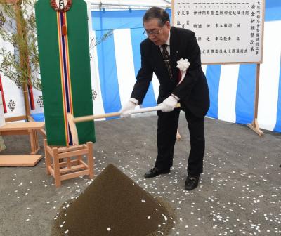 安全祈願祭でくわ入れする渡辺町長