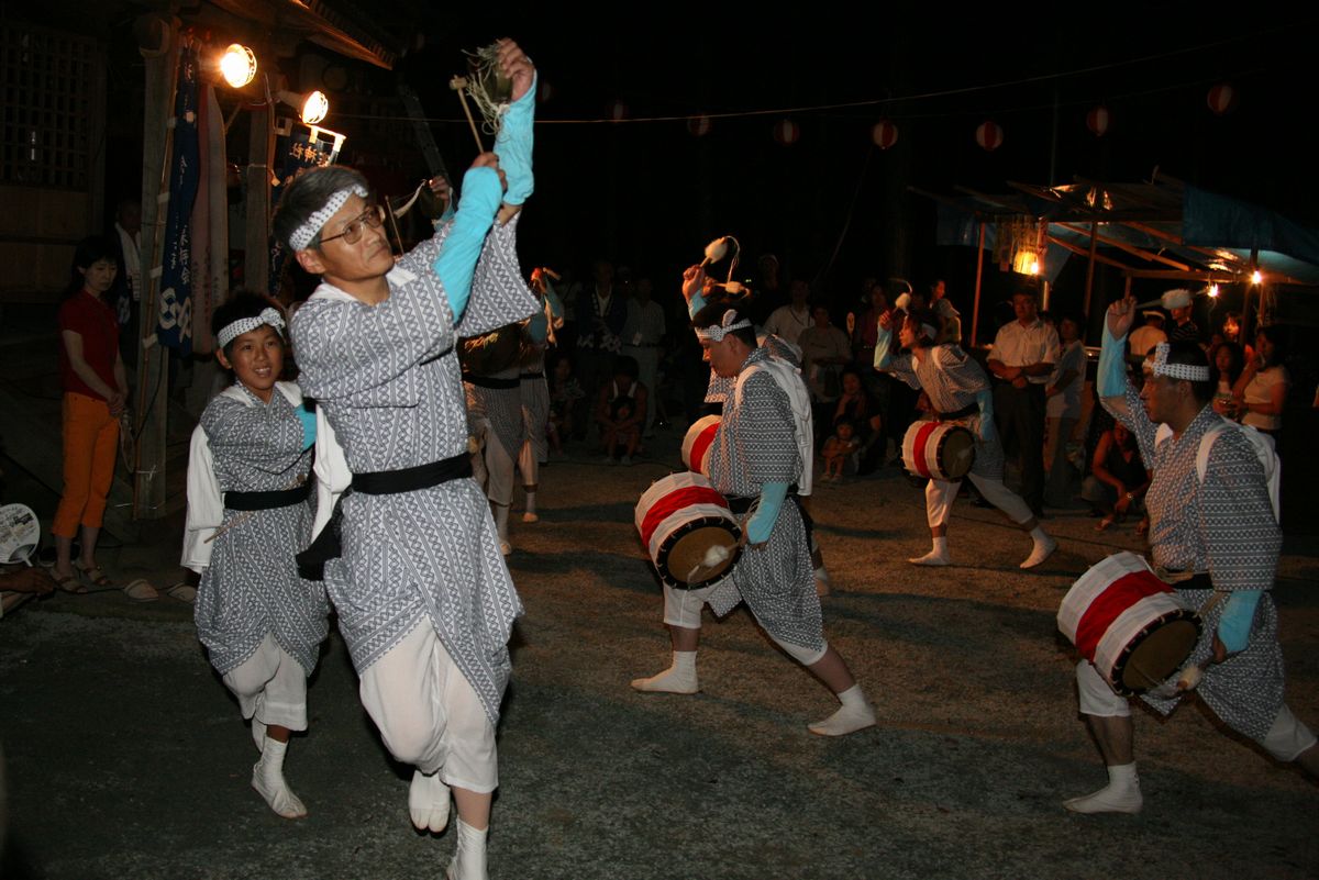 夫沢長者原の塞神社で披露された「長者原じゃんがら念仏太鼓踊り」