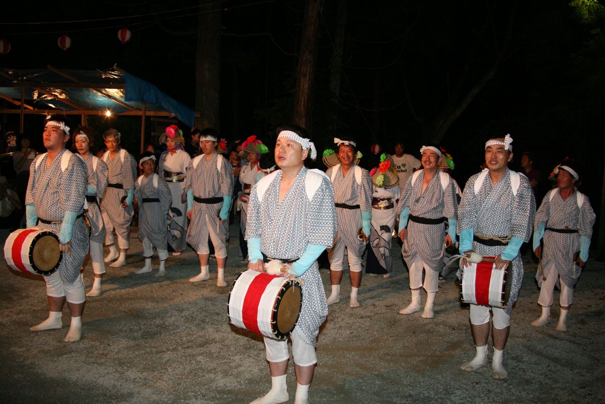 無事に踊りが終わりほっとした表情の保存会会員