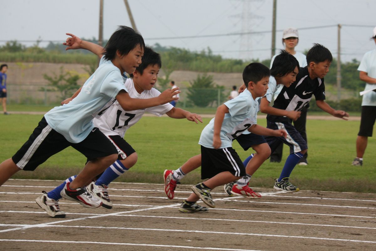 小学生高学年男子100メートル走スタートの瞬間