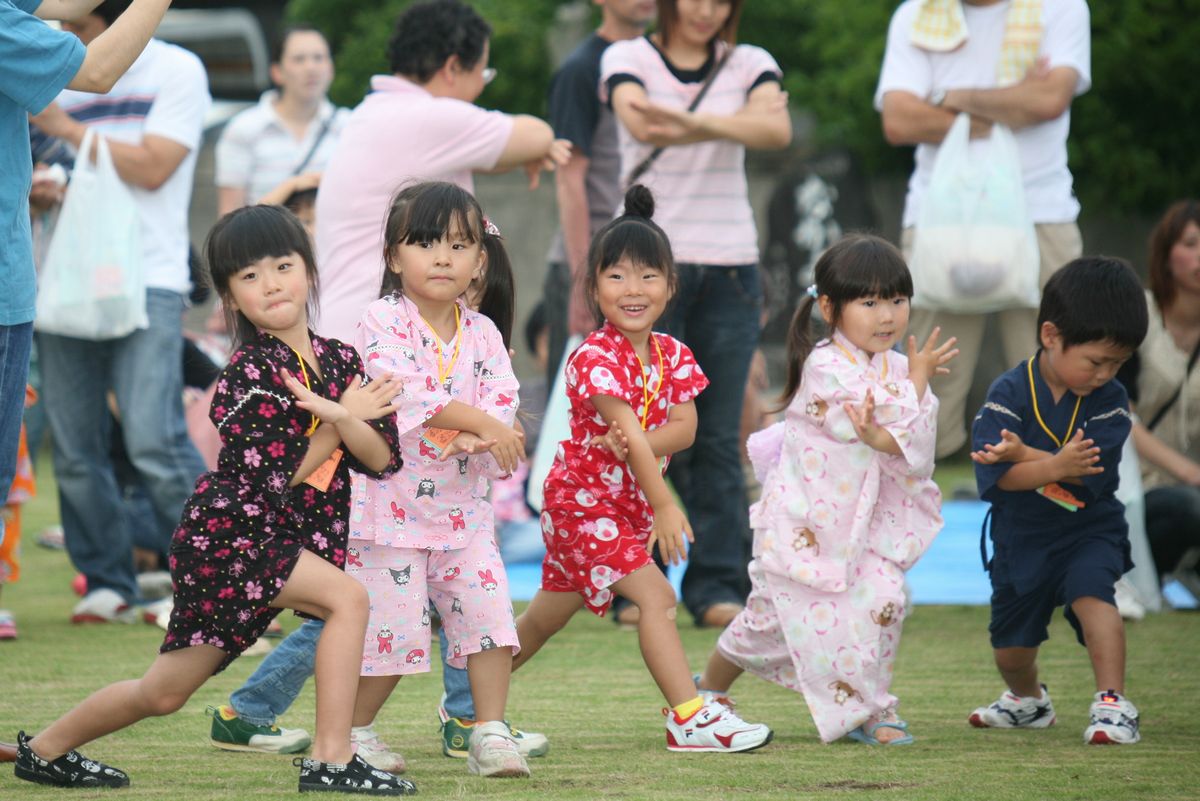 楽しそうにダンスをする子どもたち