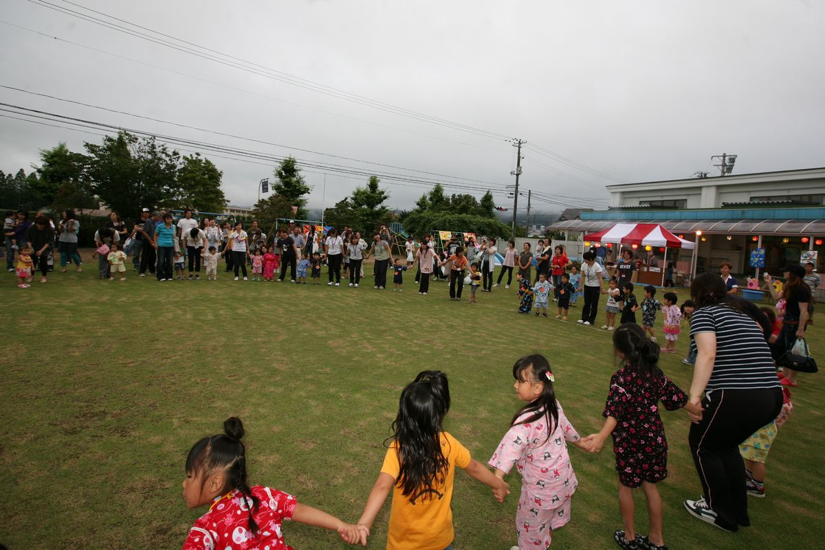 子どもも大人も先生もみんなが円になり手をつないで踊ります