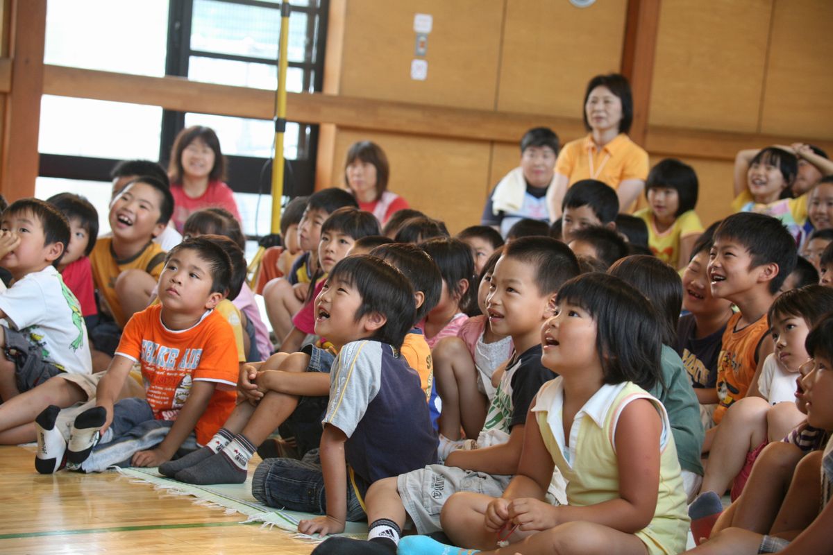 人形劇に夢中の子どもたち