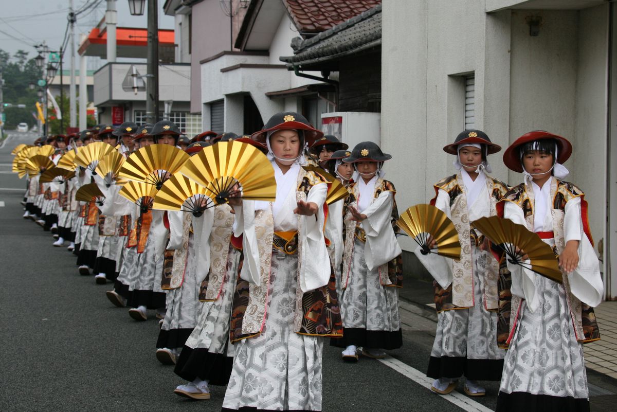 騎馬隊の無事帰還を祝し相馬流れ山踊りを披露した、会員の皆さんと子どもたち