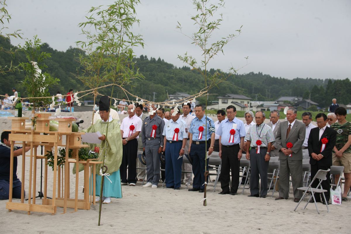 安全を祈願して行われた海開きの神事