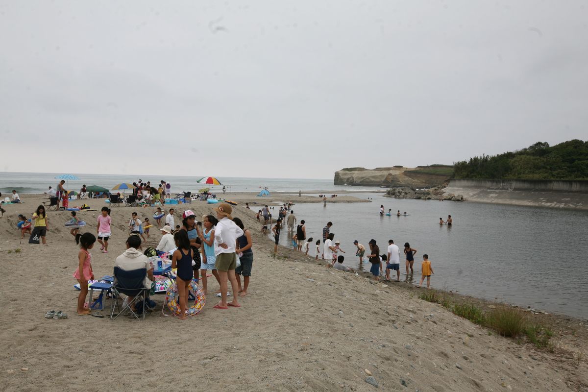 海で泳いだり、浜でご飯を食べたり思い思いに楽しむ海水浴客たち