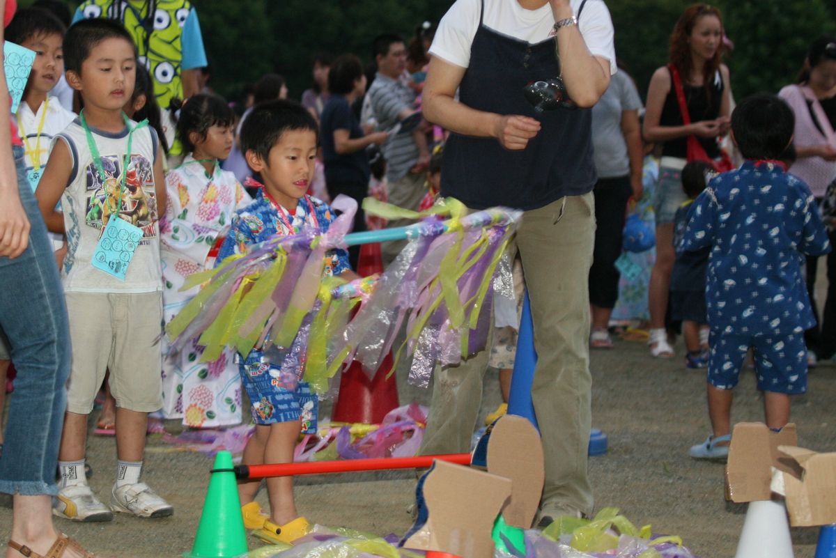 輪投げにチャレンジする甚平姿の男の子