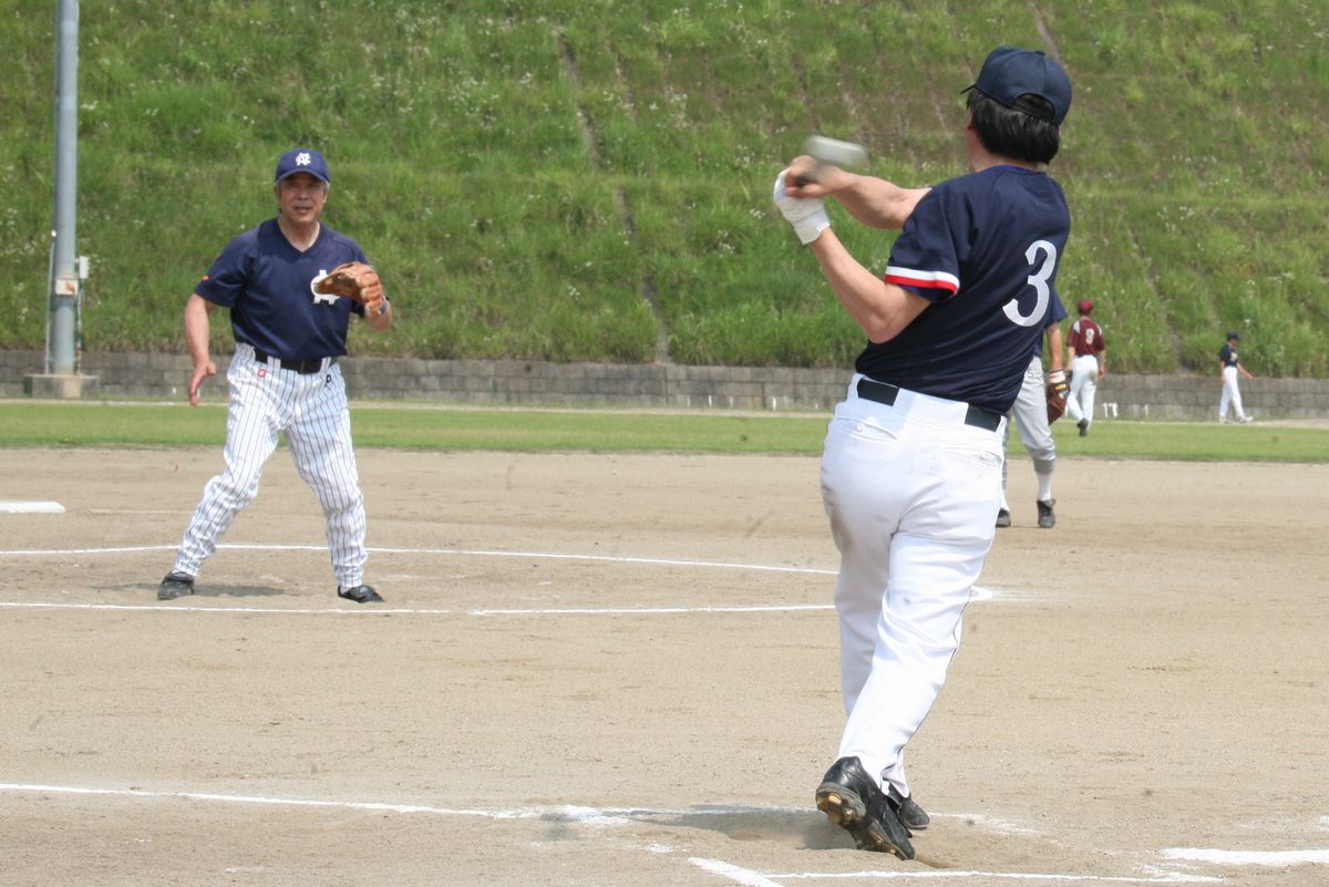 手に汗握る試合を繰り広げた壮年ソフトボール