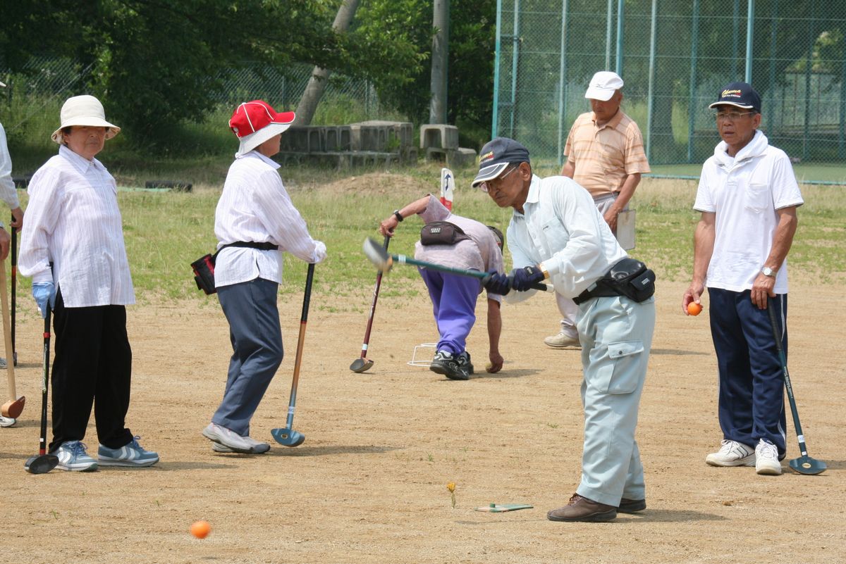 仲間が見守る中、第一打目を放つ参加者