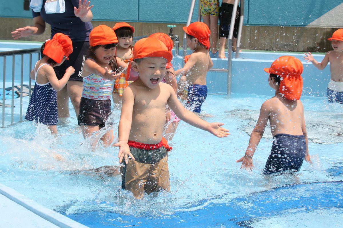 1年ぶりのプールで楽しそうに水しぶきを上げる園児