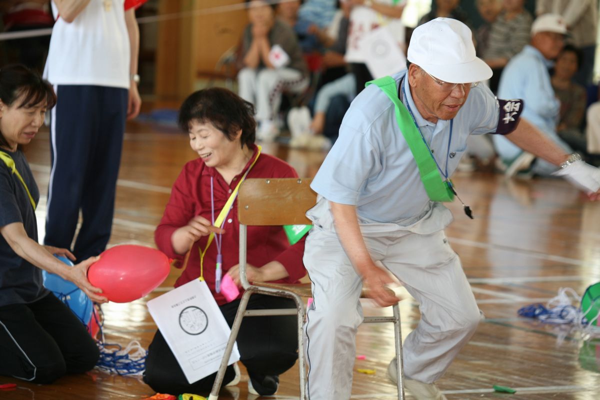 お尻で風船を割り、ゴールを目指して走り出す参加者