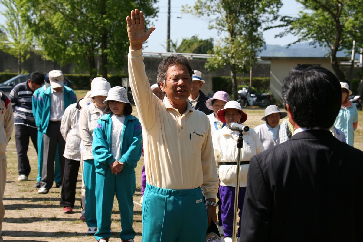 開会式で選手宣誓をする参加者