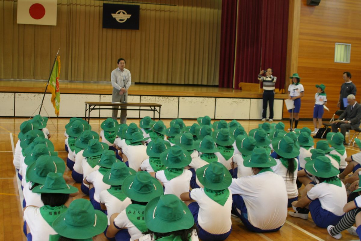 あいさつする少年団育成会の吉岡会長