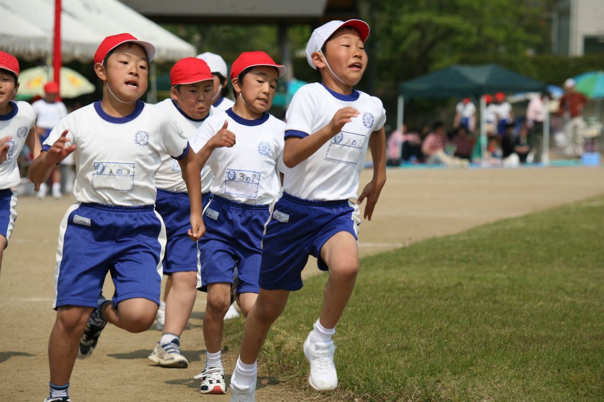 全力疾走で1位を目指す3年生男子