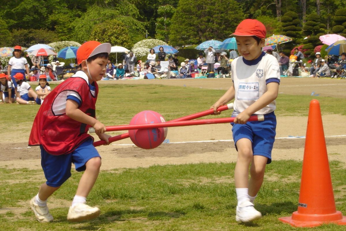 ボールを落とさないよう2人息を合わせてゴールに向かい一直線！！