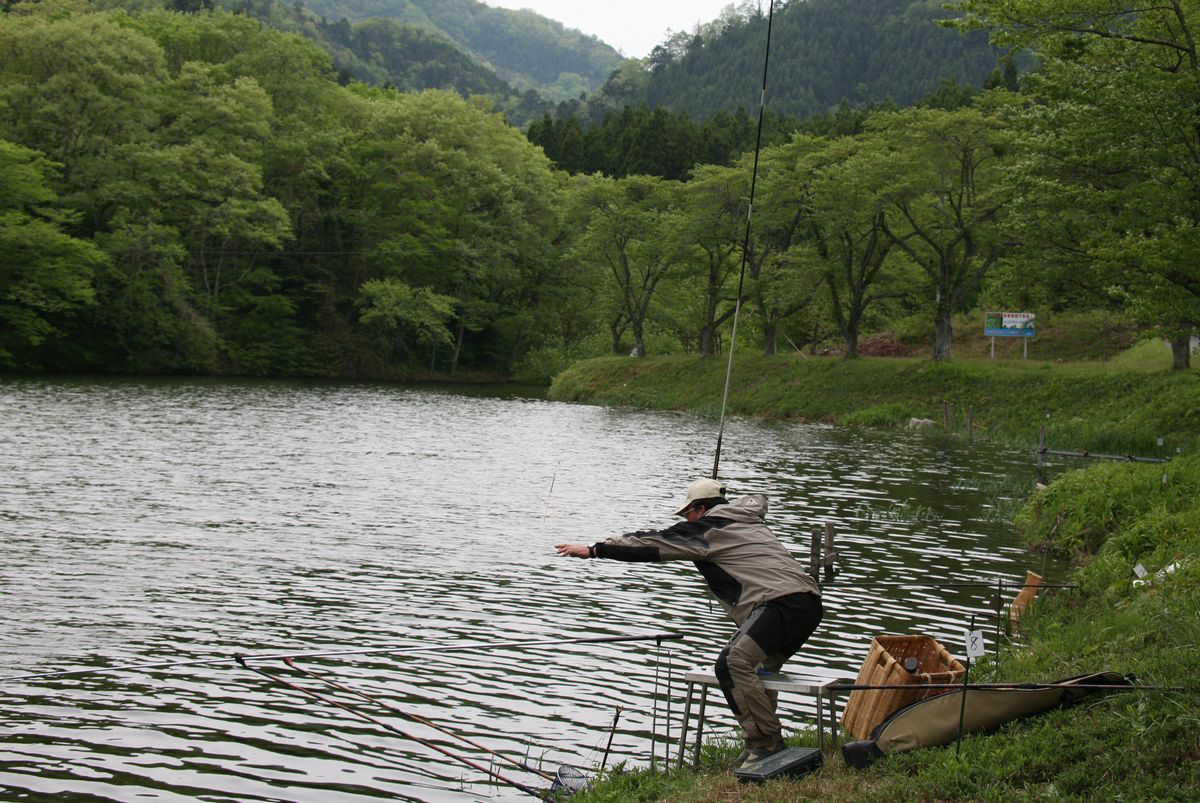 肌寒いあいにくの天気の中、朝6時半から釣りを楽しんだ参加者