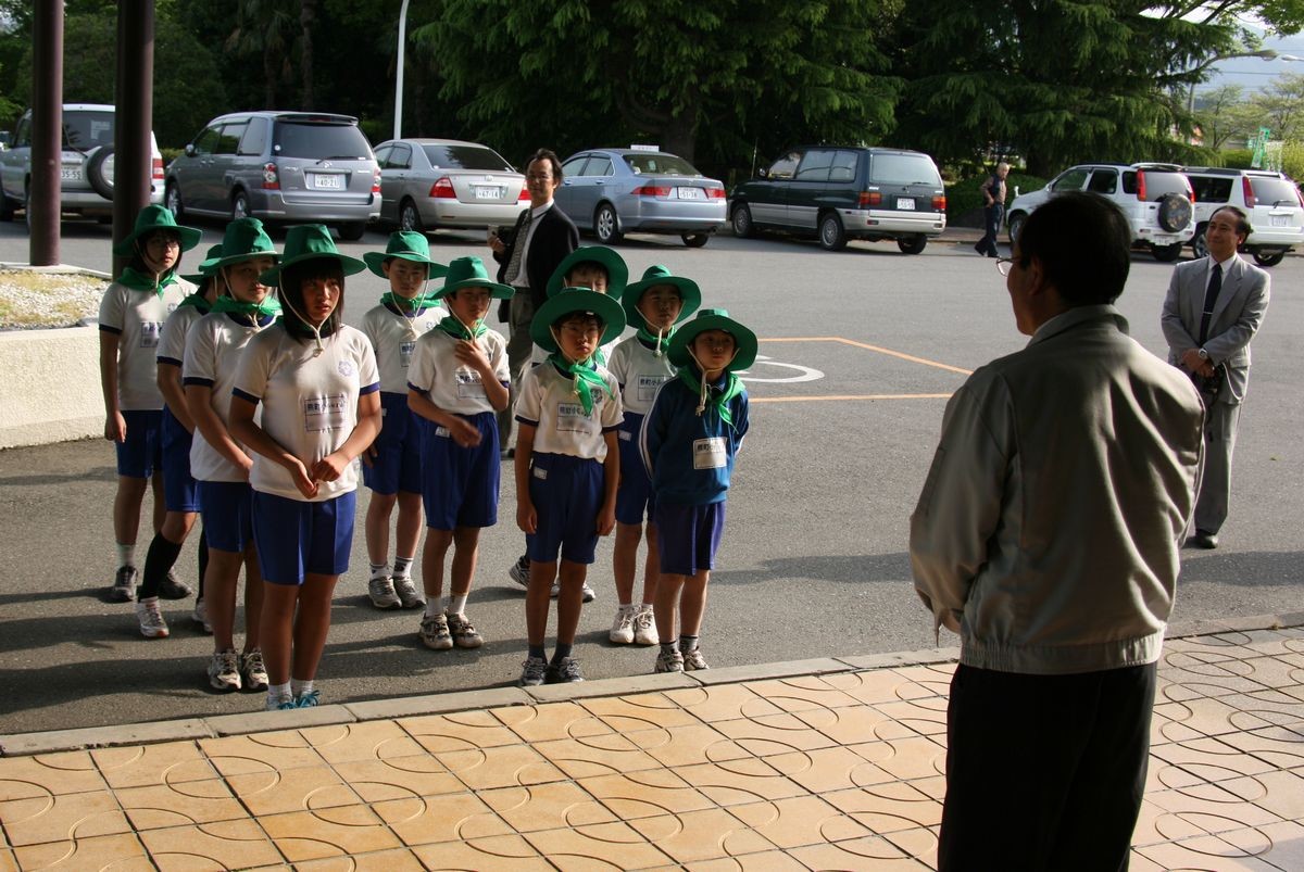 募金活動に向かう前に担当者の話を聞く10人の緑の少年団員