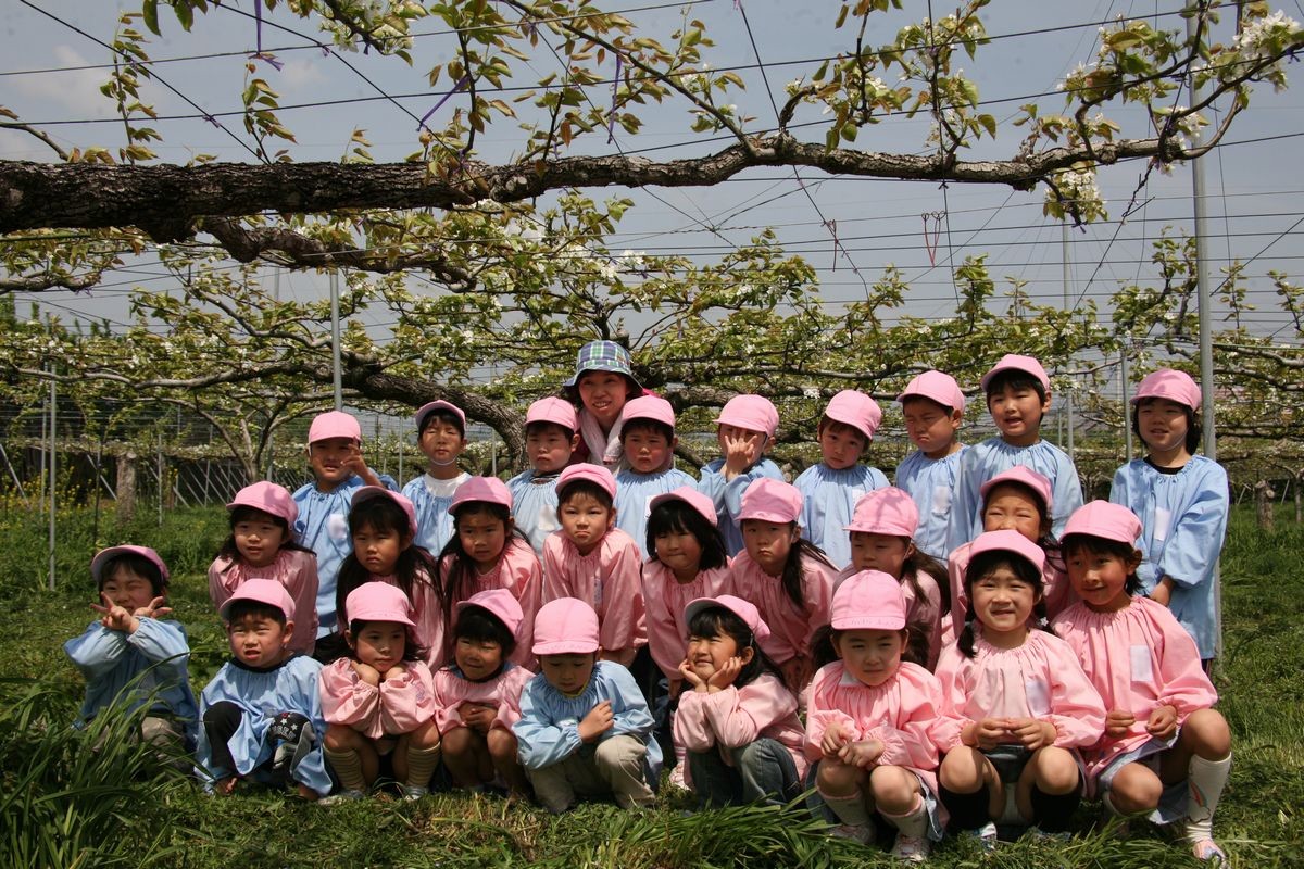 見学の最後に梨の木の下で記念撮影