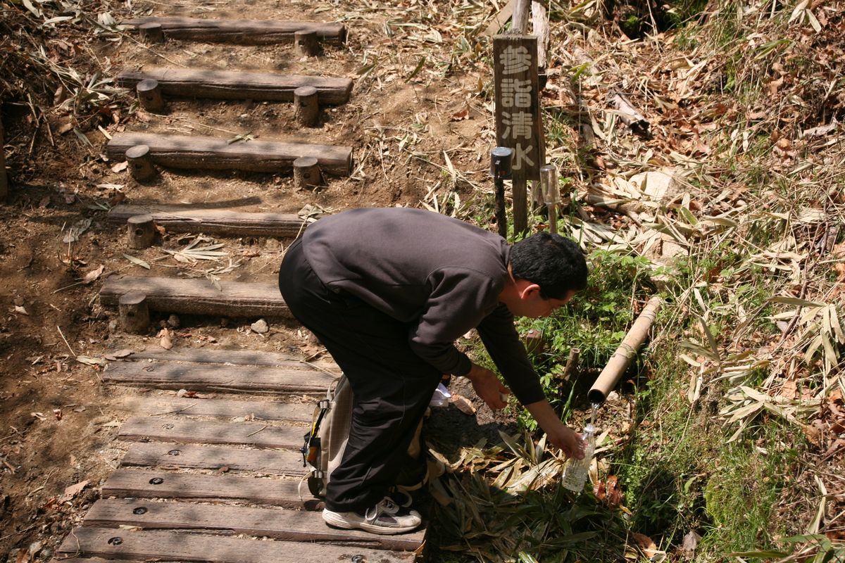 下山途中に参詣清水を汲む参加者