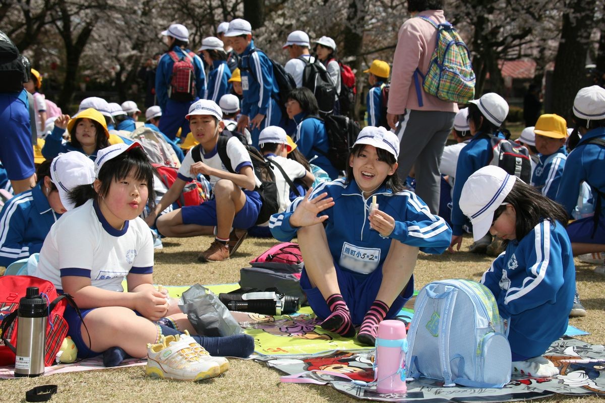 お弁当後のおやつの時間を楽しむ5年生