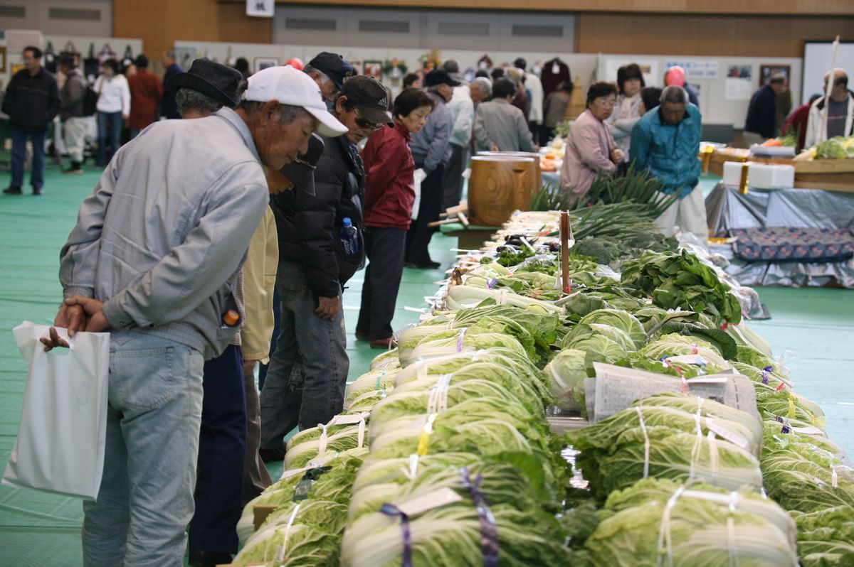 大熊町産の野菜や果物を品定めする来場者