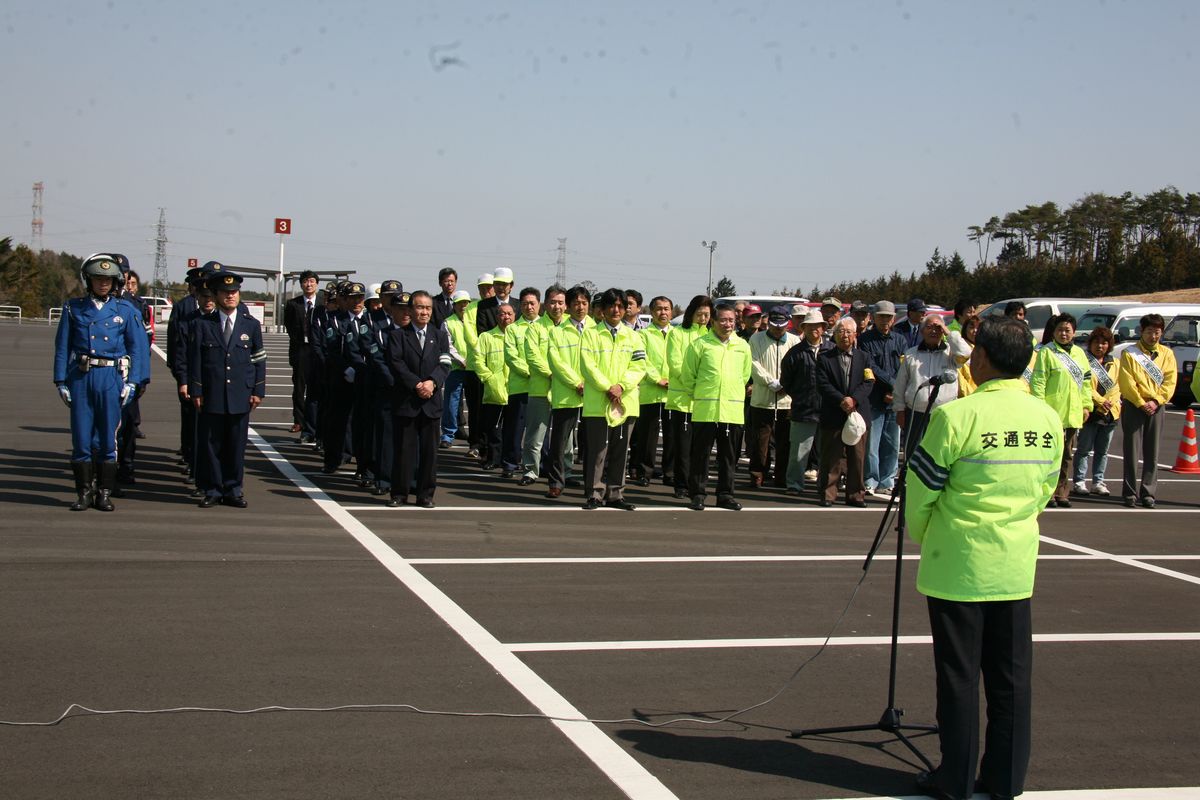 複合型スーパーセンタープラント4で行われた出動式であいさつする富岡地区交通安全協会長