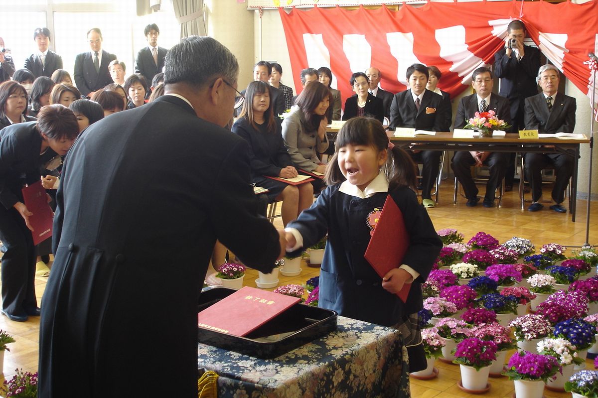 しっかりとお礼を伝え、園長先生と握手をする卒園児